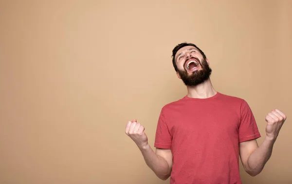 Imagen Guapo Feliz Hombre Barbudo Excitado Posando Aislado Sobre Fondo — Foto de Stock