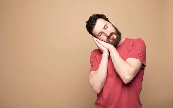 Retrato Cerca Atractivo Atractivo Chico Barbudo Tranquilo Usando Una Camiseta — Foto de Stock