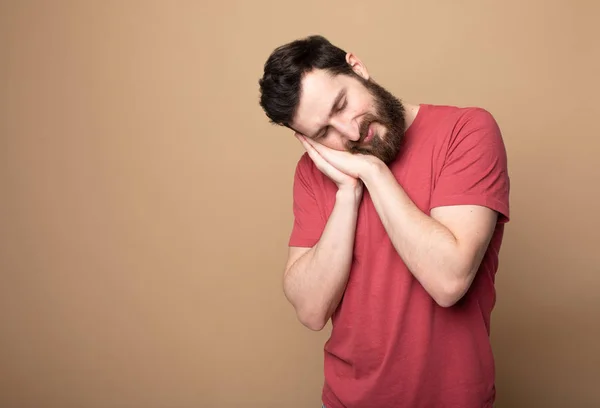 Retrato Cerca Atractivo Atractivo Chico Barbudo Tranquilo Usando Una Camiseta — Foto de Stock