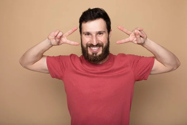 Junger Bärtiger Mann Lacht Studioaufnahme — Stockfoto