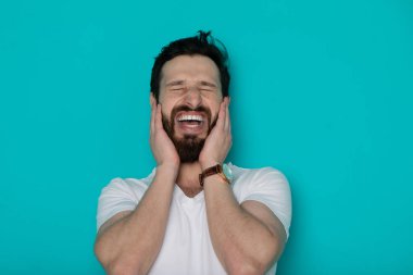 Gülümseyen sakallı bir adamın portresi.