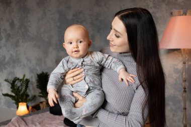 Anne bebekle oynuyor.