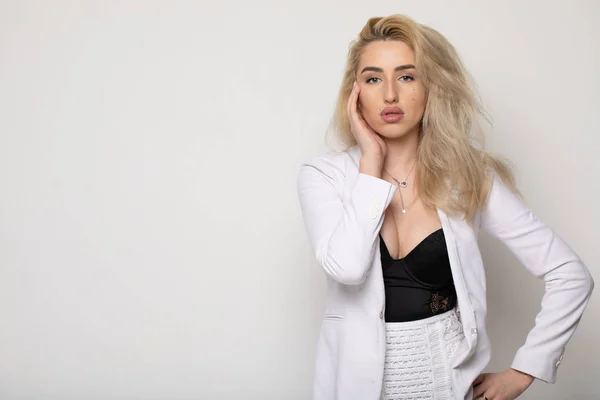Studioporträt Einer Attraktiven Kaukasischen Frau Mit Blonden Haaren Weißen Anzug — Stockfoto