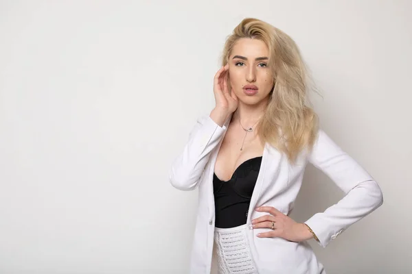 Studioporträt Einer Attraktiven Kaukasischen Frau Mit Blonden Haaren Weißen Anzug — Stockfoto