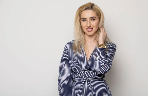 Hermosa Mujer Sonriente Con Piel Limpia Maquillaje Natural Dientes Blancos — Foto de Stock