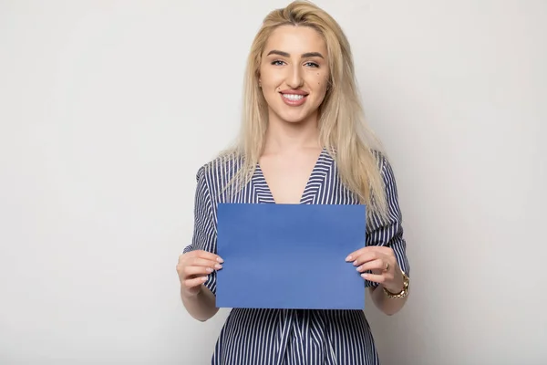 Young Smiling Woman Holding Blank Sheet Paper Advertising — Stock Photo, Image