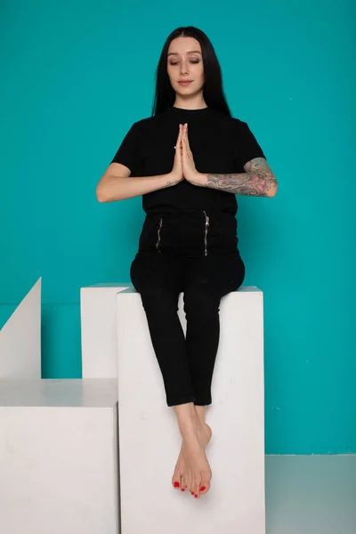 Mulher Bonita Sentada Posição Ioga Meditando Isolado Sobre Fundo Azul — Fotografia de Stock