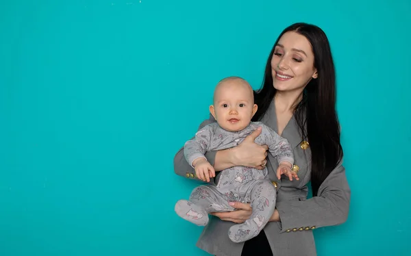 Madre Joven Sosteniendo Hijo Recién Nacido Mujer Niño Recién Nacido —  Fotos de Stock