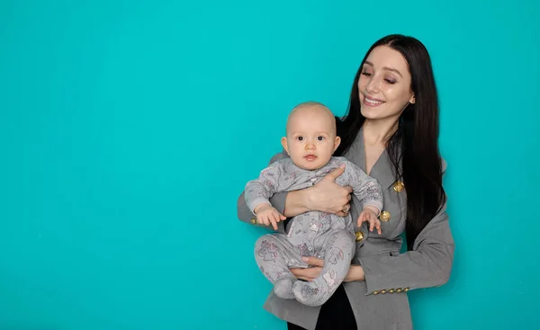 Madre Joven Sosteniendo Hijo Recién Nacido Mujer Niño Recién Nacido —  Fotos de Stock