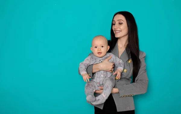 Madre Joven Sosteniendo Hijo Recién Nacido Mujer Niño Recién Nacido —  Fotos de Stock