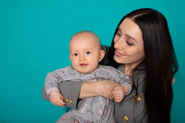 Madre Joven Sosteniendo Hijo Recién Nacido Mujer Niño Recién Nacido —  Fotos de Stock