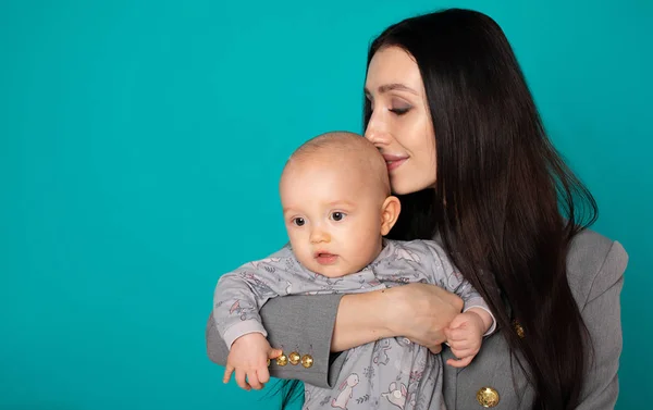 Madre Joven Sosteniendo Hijo Recién Nacido Mujer Niño Recién Nacido —  Fotos de Stock