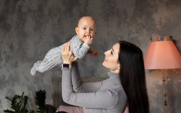 Anne Bebekle Oynuyor — Stok fotoğraf