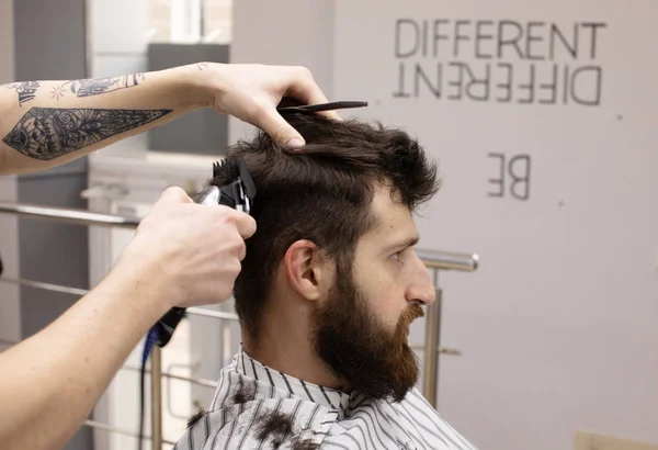 Peluquería Elegante Corte Pelo Del Cliente Peluquería Barba Hombre Conseguir — Foto de Stock