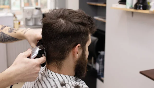 Cabeleireiro Elegante Corte Cabelo Cliente Barbearia Barba Homem Chegando Corte — Fotografia de Stock
