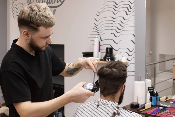 Peluquería Elegante Corte Pelo Del Cliente Peluquería Barba Hombre Conseguir — Foto de Stock