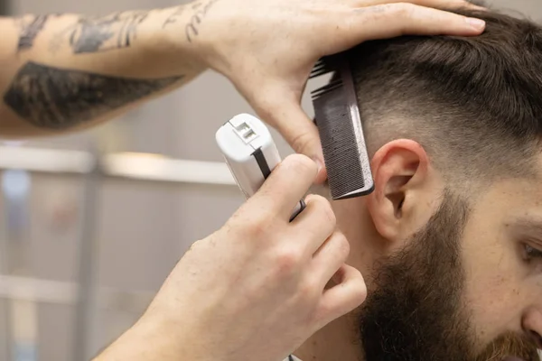 Peluquería Elegante Corte Pelo Del Cliente Peluquería Barba Hombre Conseguir — Foto de Stock