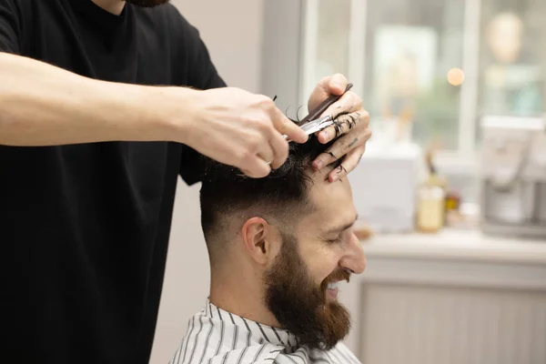 Peluquería Elegante Corte Pelo Del Cliente Peluquería Barba Hombre Conseguir — Foto de Stock