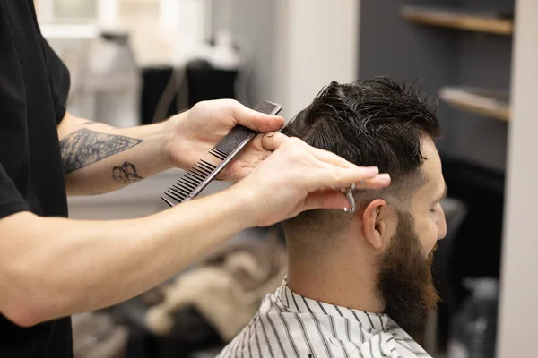 Peluquería Elegante Corte Pelo Del Cliente Peluquería Barba Hombre Conseguir — Foto de Stock