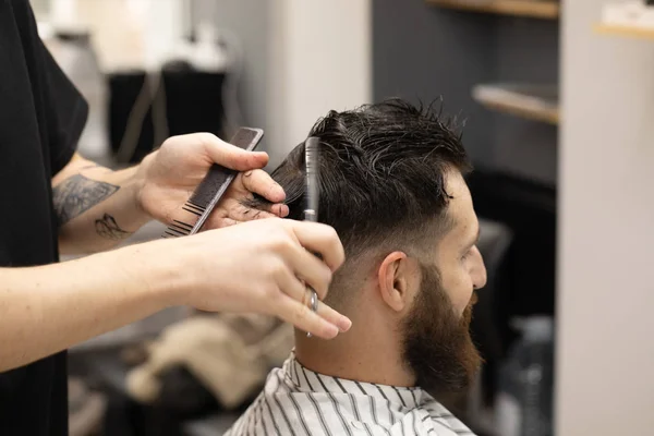 Peluquería Elegante Corte Pelo Del Cliente Peluquería Barba Hombre Conseguir — Foto de Stock