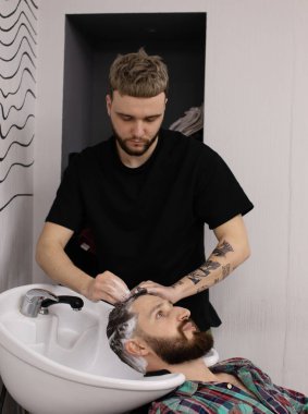 Kuaför Dükkanı müşterinin saç yıkama Kuaför