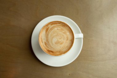 Yukarısında düz yatıyordu olarak kahve latte ve cappuccino yakın çekim