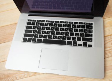 Ahşap bir masa üzerinde bir dizüstü bilgisayar klavyesi