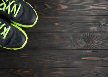 eski retro ahşap arka plan modern trendy spor ayakkabıları.