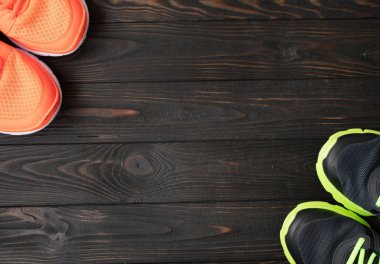 eski retro ahşap arka plan modern trendy spor ayakkabıları.