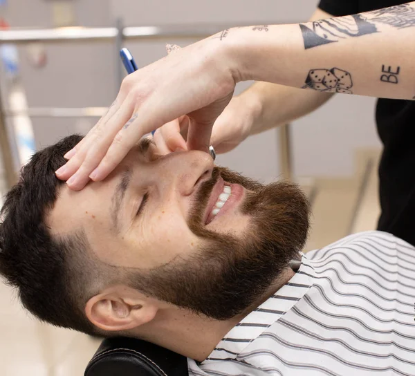 Imagen Cerca Peluquero Afeitando Hombre Con Una Navaja Acero Afilada — Foto de Stock