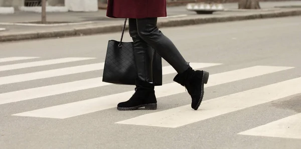 Primer Plano Las Piernas Mujer Caminando Paso Peatones — Foto de Stock