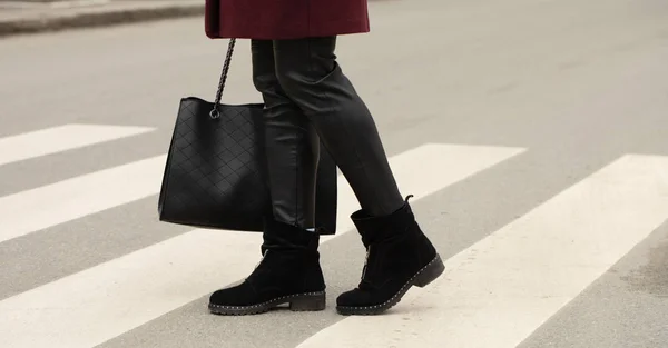 Close Woman Legs Walking Crosswalk — Stockfoto