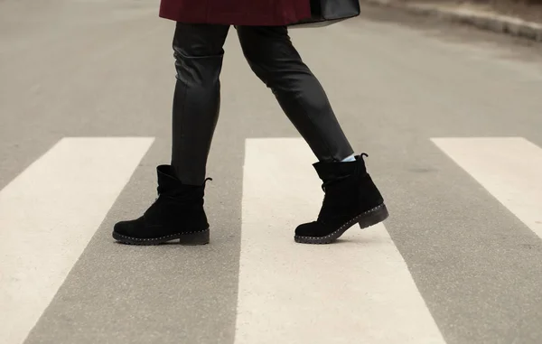 特写在人行横道上行走的妇女腿 — 图库照片