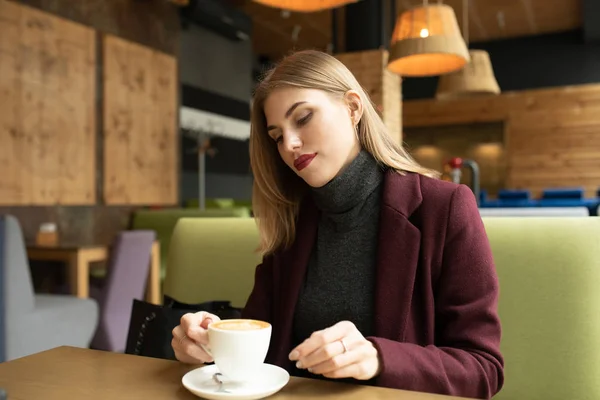 Mooie Lachende Vrouw Die Koffie Drinkt Het Café Portret Van — Stockfoto