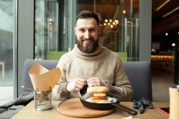 Gelukkig Man Eten Hamburger Restaurant — Stockfoto