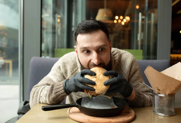 Gelukkig Man Eten Hamburger Restaurant — Stockfoto