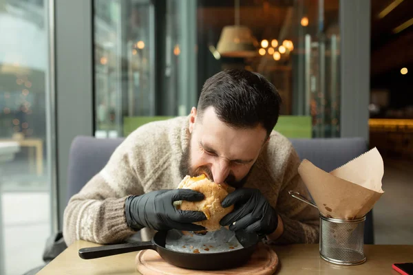 Gelukkig Man Eten Hamburger Restaurant — Stockfoto