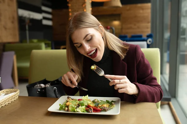 Mulher Loira Comendo Salada Ecológica Saudável Saborosa Café Cidade — Fotografia de Stock