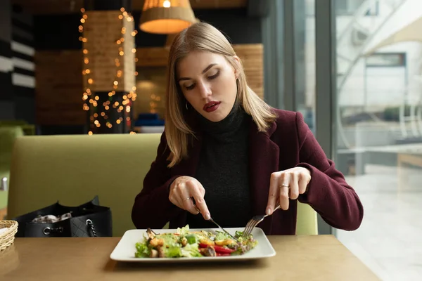 Blonde Vrouw Eten Groene Gezonde Smakelijke Eco Salade Het Stadscafé — Stockfoto