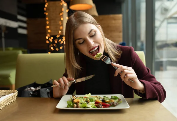 Blonde Vrouw Eten Groene Gezonde Smakelijke Eco Salade Het Stadscafé — Stockfoto