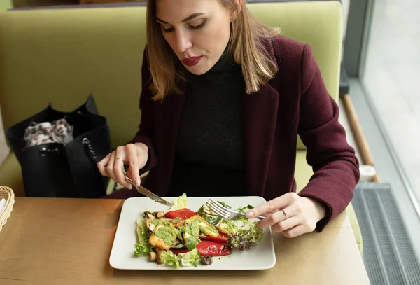 Blonde Vrouw Eten Groene Gezonde Smakelijke Eco Salade Het Stadscafé — Stockfoto