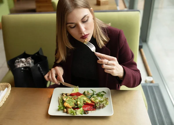 Mulher Loira Comendo Salada Ecológica Saudável Saborosa Café Cidade — Fotografia de Stock