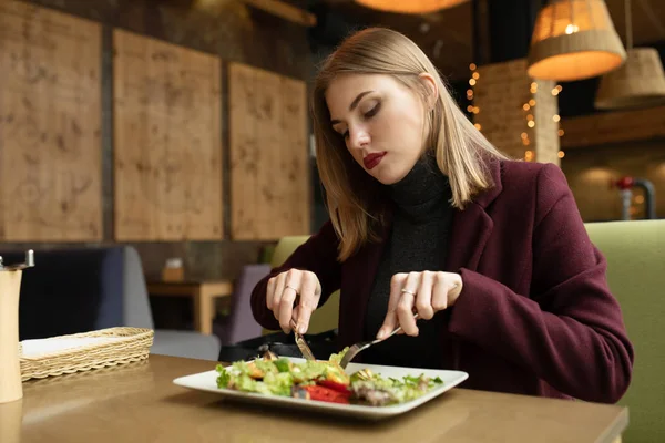 Blonde Vrouw Eten Groene Gezonde Smakelijke Eco Salade Het Stadscafé — Stockfoto