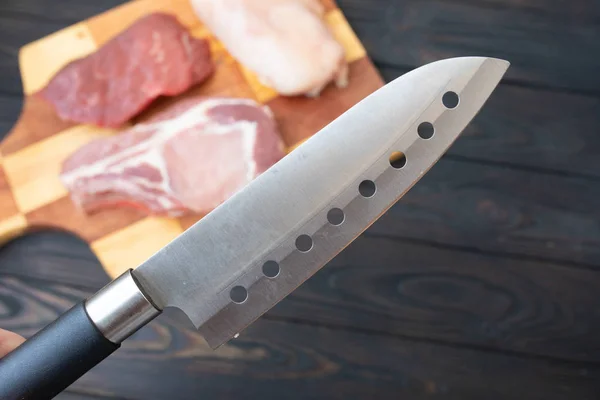 쇠고기 고기의 다양한 고기와 정육점 칼나무 배경에 상단보기 — 스톡 사진