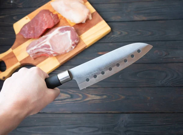 쇠고기 고기의 다양한 고기와 정육점 칼나무 배경에 상단보기 — 스톡 사진