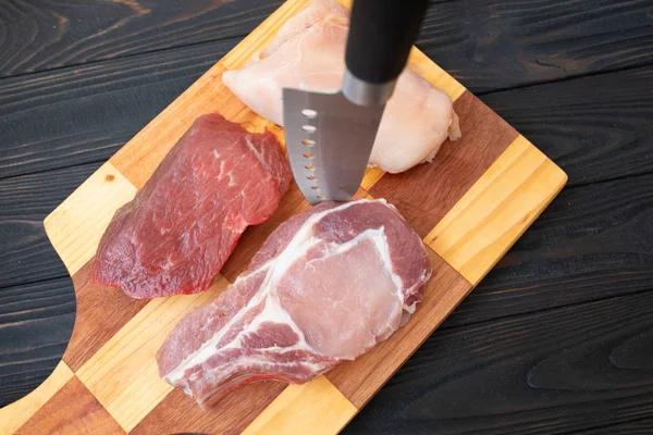 Verscheidenheid Van Rauw Vlees Rundvlees Bot Varkensvlees Kipfilet Houten Achtergrond — Stockfoto