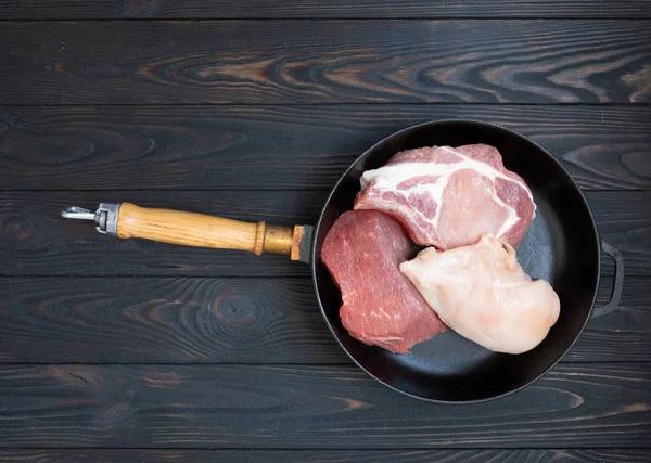 Carne Cruda Diversa Padella Nera Vista Dall Alto Sfondo Legno — Foto Stock