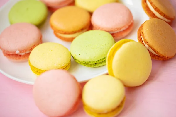 Coloridos Macarrones Franceses Italianos Apilan Plato Blanco Puesto Una Mesa —  Fotos de Stock