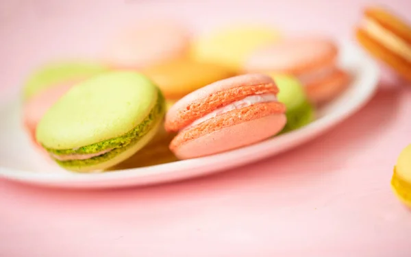 Macaron Colorati Francesi Italiani Impilare Piatto Bianco Messo Tavolo Legno — Foto Stock