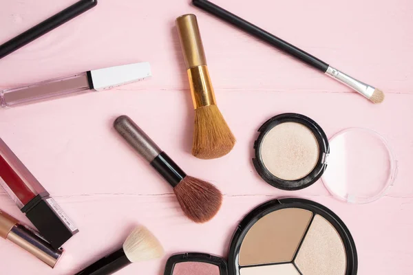 Cepillo Maquillaje Cosméticos Decorativos Sobre Fondo Rosa Pastel Con Espacio — Foto de Stock